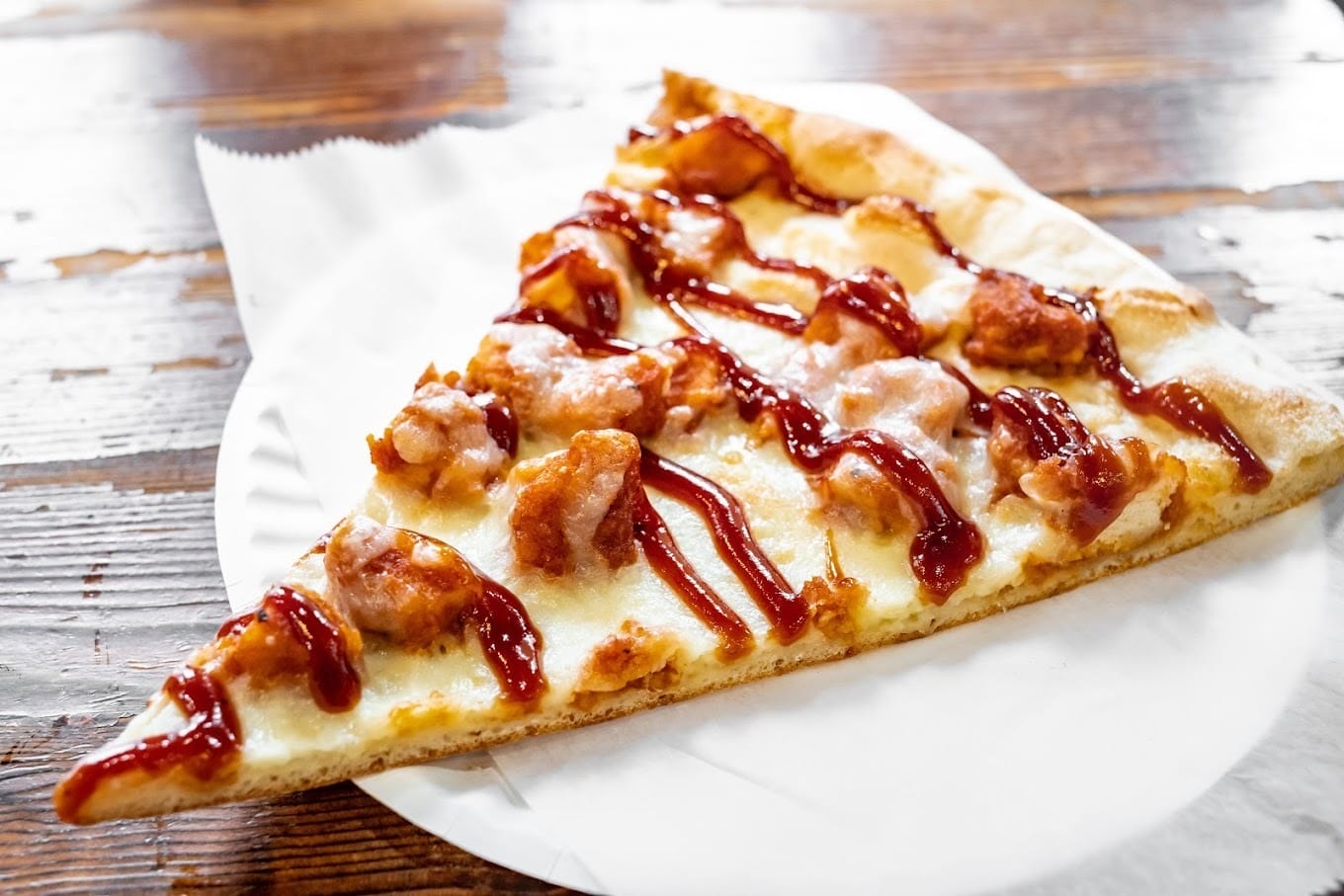 madeInNYPizza_bbqChickenSlice