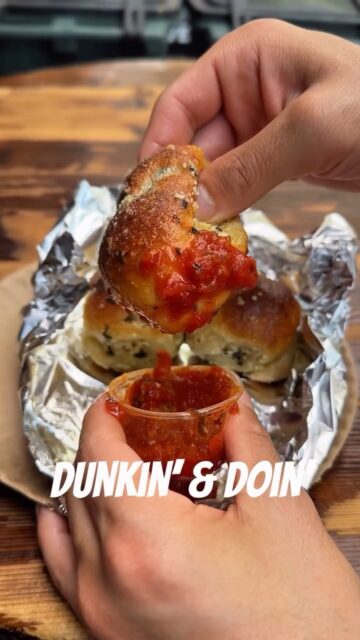 ❗️Rule #1: always dip the knots. 😏 Our house-made marinara isn’t optional, it’s essential. 🍅 Don’t question it, just dunk, baby! 

📍 Manhattan, NYC
🚙 Take out + delivery

——
#MadeInNYPizza #PizzaRules #NYCFoodie