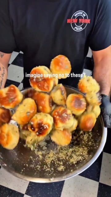 Saying no to our garlic knots? Couldn’t be us. 🤌 But honestly… that’s a crime against carbs. 🚨🧄

📍 Five locations in West Village, Midtown West, Upper West Side, Broadway
👉 Take out, delivery, or eat it in the shop

——
 #GarlicKnots #NYCEats #ManhattanPizza