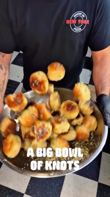 🧄 MINY GARLIC KNOTS comin’ in HOT 🔥 Fresh baked, perfectly seasoned and tossed like a true NYC classic. 

One order? Fuggedaboutit… you’re gonna need more. Add em to your next pie run. 😜 

📍 Manhattan, NYC
🚙 Take out + delivery

——
#NYCPizza #GarlicKnots #MadeInNY #NYC #Manhattan
