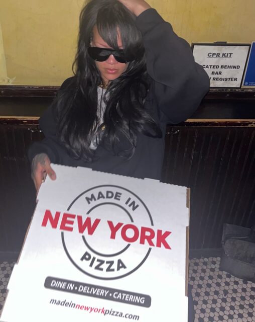 @BADGALRIRI KNOWS GREAT PIZZA 🍕 Rihanna is a major force in NYC so this one goes EXTRA HARD 🎶 We cranked a few of our iconic pies out for RiRi last night in the West Village and let’s just say it was a New York Moment to remember. 

📍 5 LOCATIONS IN MANHATTAN 
👉 By the slice & by the pie
——
#NYC #Manhattan #Rihanna #RihannaNavy #WestVillage