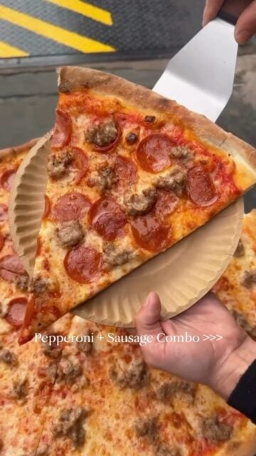 Pepperoni + Sausage = the mash up ππ₯ Loaded with melty mozz, crumbled sausage, and perfectly crisp pepperoni, this pizza was made for the true meat lovers. β₯οΈ
π Midtown | West Village | Upper West Side
ββ
#MadeInNYPizza #MeatLoversPizza #NYStylePizza #NYC #Manhattan