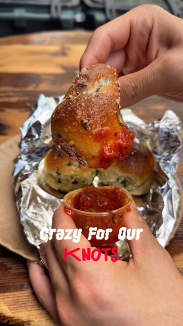 People can’t stop talking about our garlic knots… and for good reason. 🧄🤤 Fresh baked, tossed in buttery garlic goodness, and impossible to stop eating. One order just isn’t enough.

📍 Midtown | West Village | Upper West Side

——
#MadeInNYPizza #GarlicKnots #NYCEats