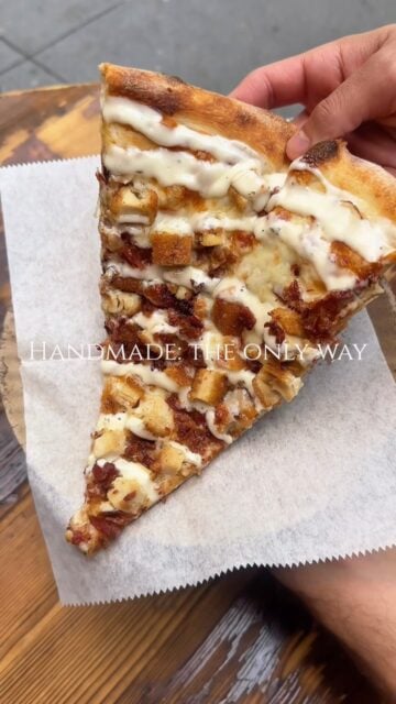 Handmade is the only way around here. 🍕🔥 Our Chicken Bacon Ranch Pie is piled high with juicy chicken, crispy bacon, creamy ranch, and melty mozzarella on our signature NY-style crust. One bite and you’ll know why it’s the GOAT. 🐐
📍 Midtown | West Village | Upper West Side
——
#ChickenBaconRanch #MadeInNYPizza #BestPizzaNYC