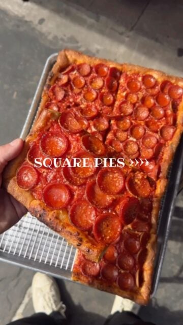 Square pies are our thing… and we’re pretty proud of it. 😏🍕 Crispy edges, fluffy crust, layers of flavor, and that perfect cheese-to-sauce ratio in every bite.
Square pie lovers, this one’s for you. 🔥
——
#MadeInNYPizza #SquarePie #NYStylePizza