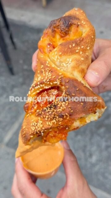 Rollin’ with my homies… because chicken rolls are kind of our thing. 😏🔥

Crispy fresh chicken cutlets, house-made sauce, and plenty of mozzarella, all rolled up, baked fresh, and topped with sesame seeds.

You can share… but honestly, why would you? 🤤

——
#MadeInNYPizza #ChickenRoll #NYCPizza